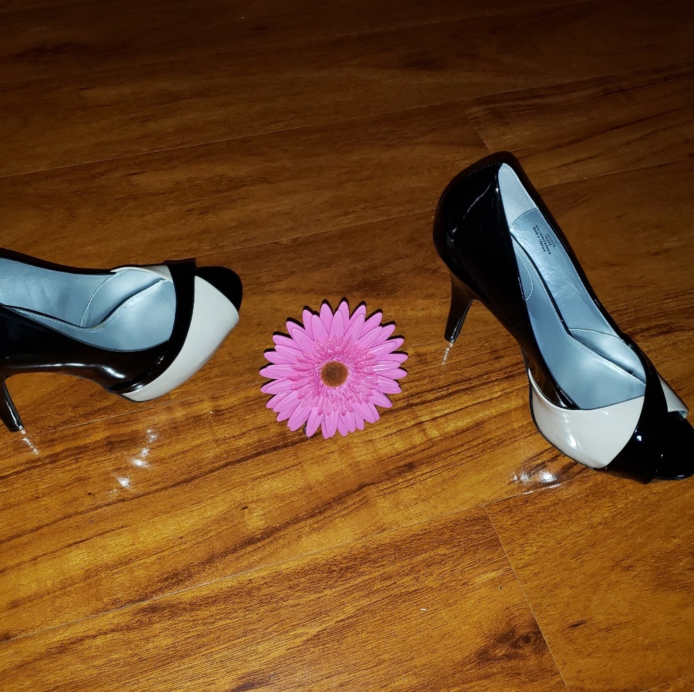 New Black/Cream Peep Toe Classic Xappeal Pumps - Picture 4 of 8